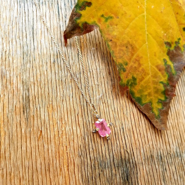 5 Octobre aukso kaklo papuošalas su rožiniu safyru ir deimantais PINKIE